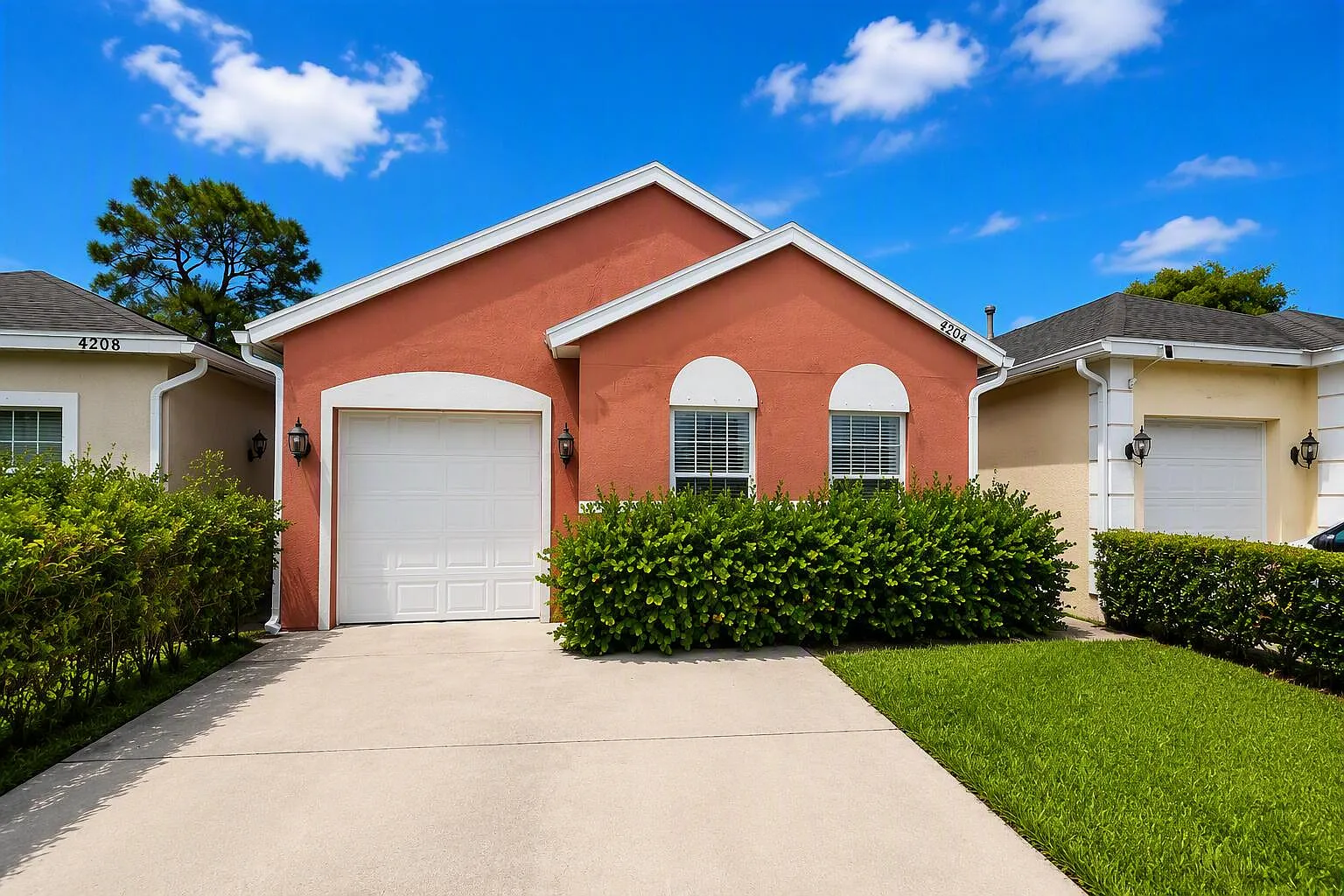 3 bed, 2.0 bath, 1712 sqft, $2,600 — Photo 1