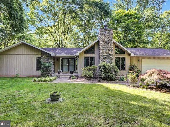 1000 Twin Lakes Rd, Lewisberry, PA 17339