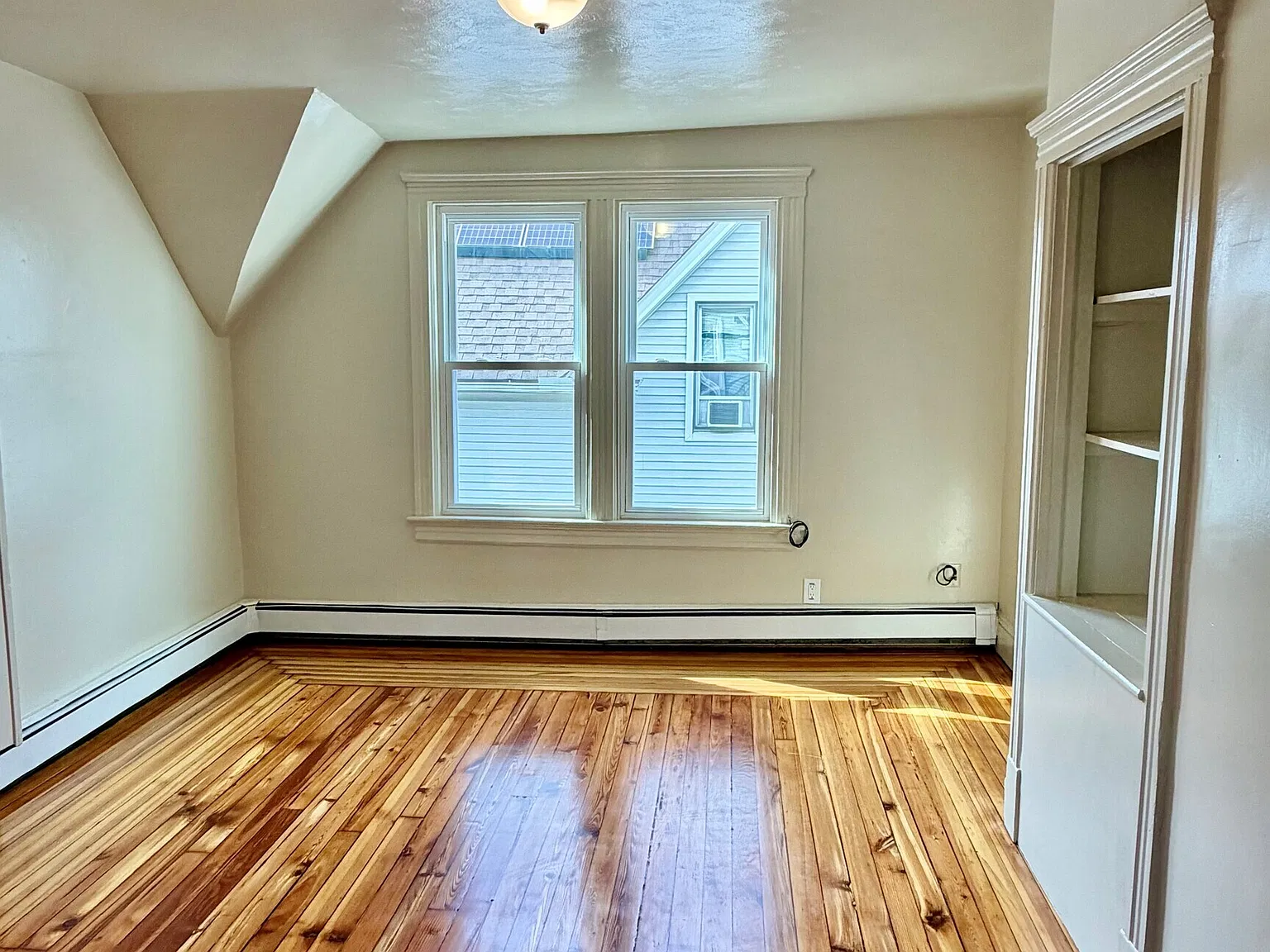 3 bed, 1.0 bath, 3118 sqft, $1,800 — Photo 4