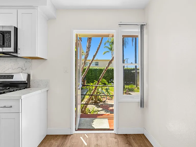 Windansea Apartments — Photo 27