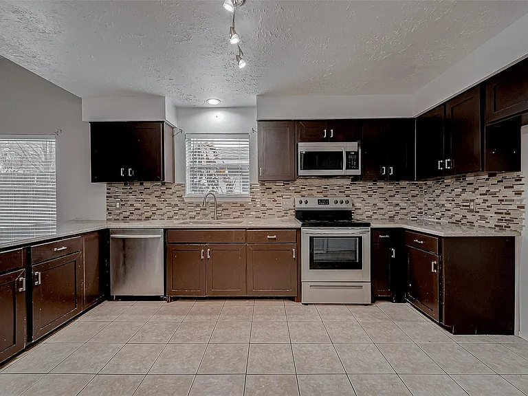 10322 Clarktower Ln — Photo 12