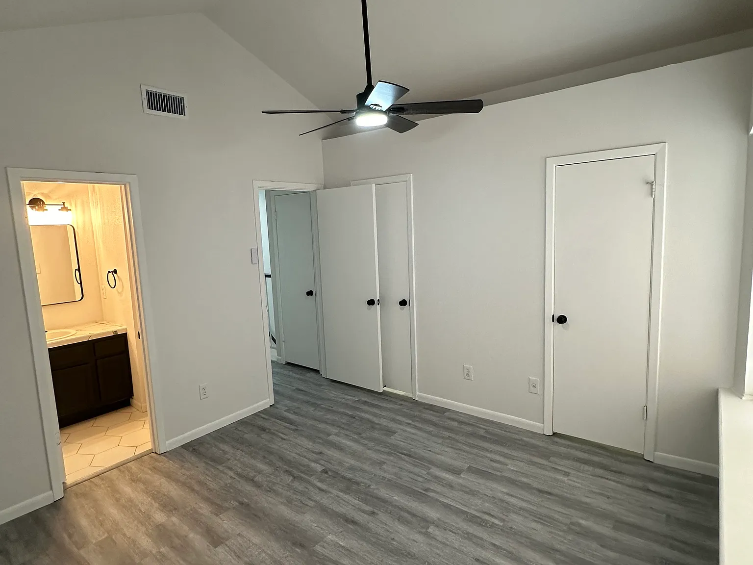 2 bed, 2.5 bath, 1042 sqft, $1,700 — Photo 4