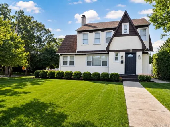 322 Westwood Rd, Woodmere, NY 11598