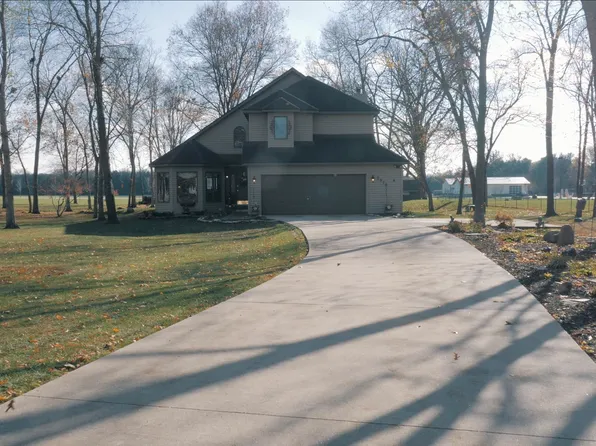 2978 Wedgewood Ln, Charles City, IA 50616