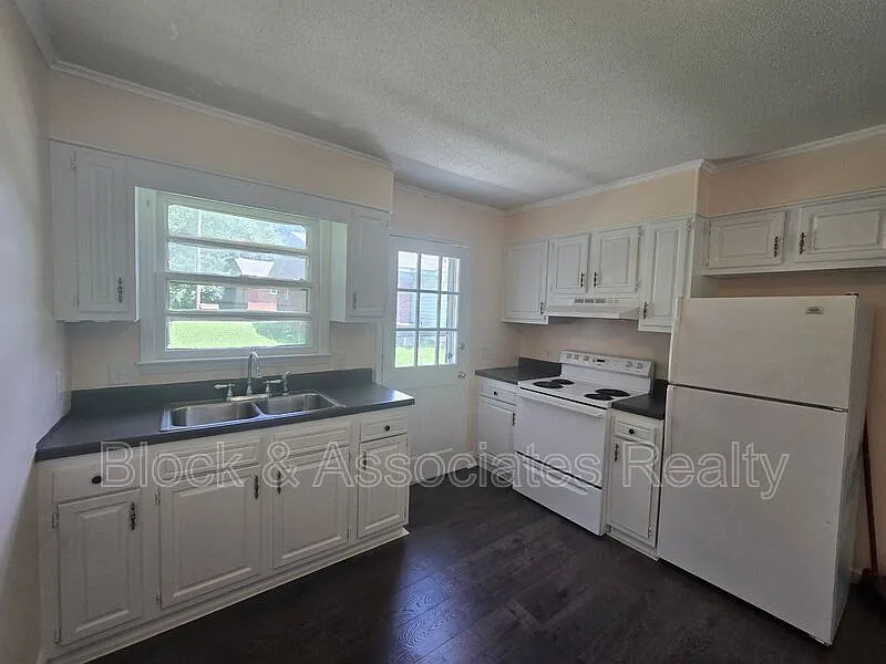 2 bed, 1.0 bath, $895 — Photo 3