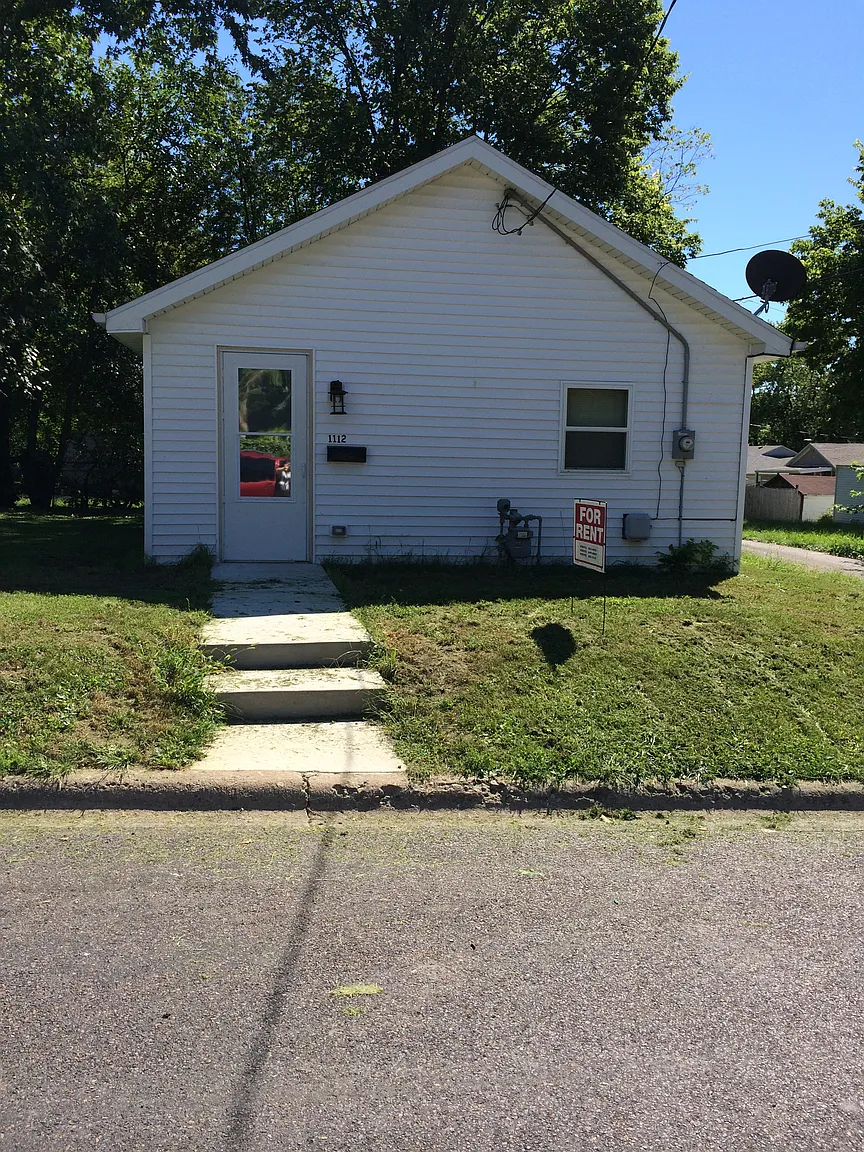 1112 E Division Ave photo 1