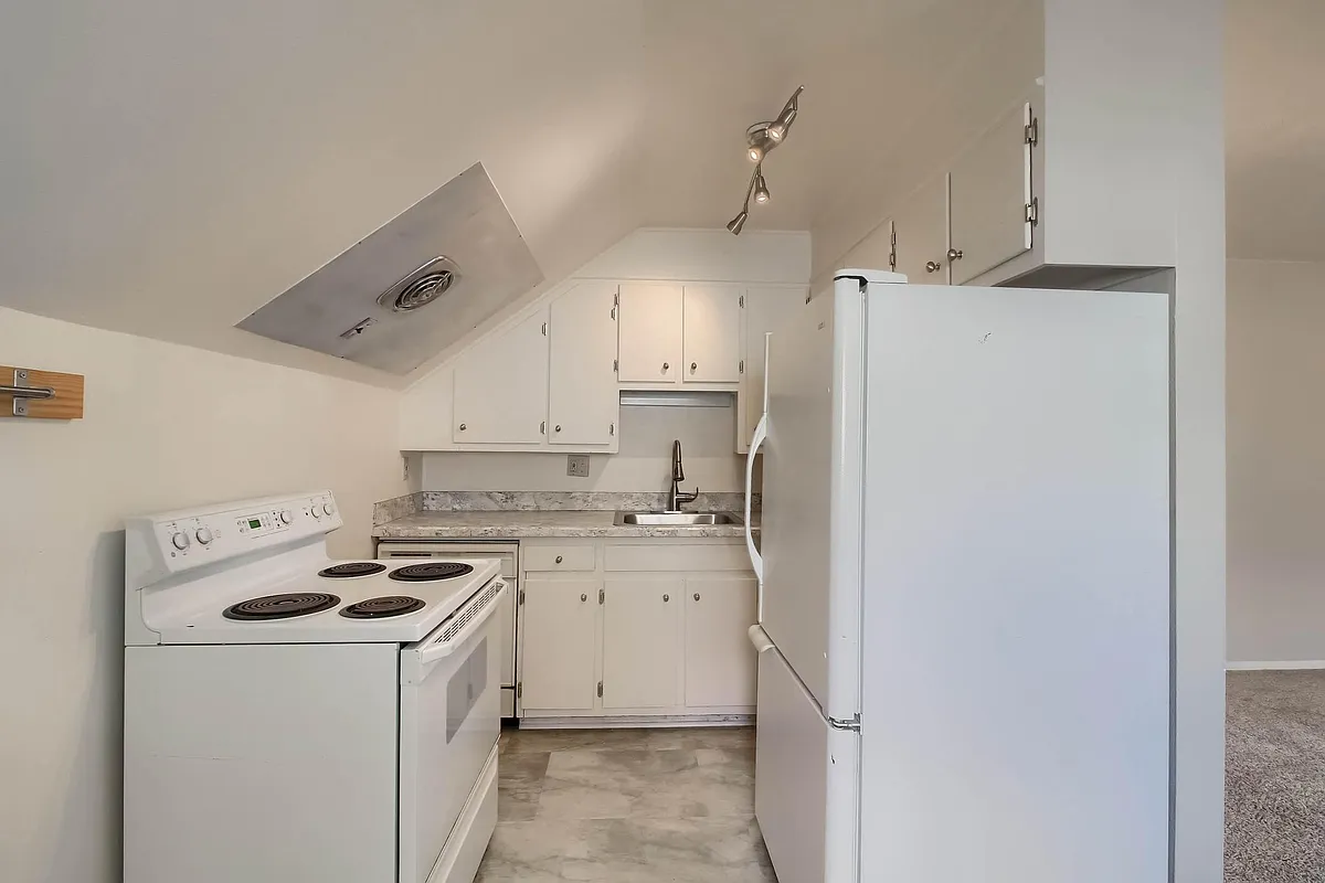 kitchen. - 4517 Stuart St