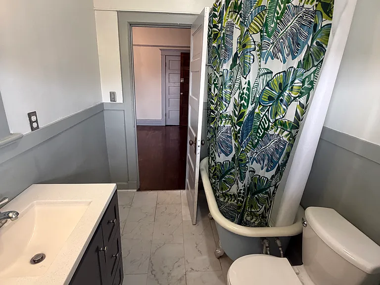 215 E 18th St #12 — Photo 10