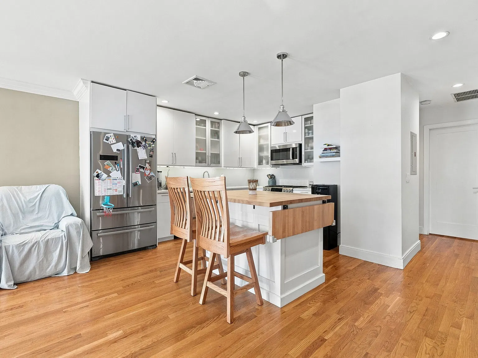 2 bed, 1069 sqft, $4,000 — Photo 2