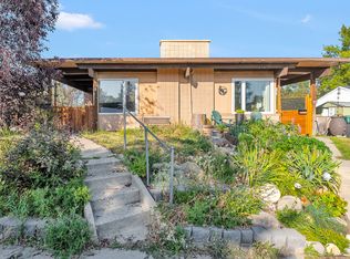 28 SW Hilton Ave NW, Calgary, AB T2K2H2