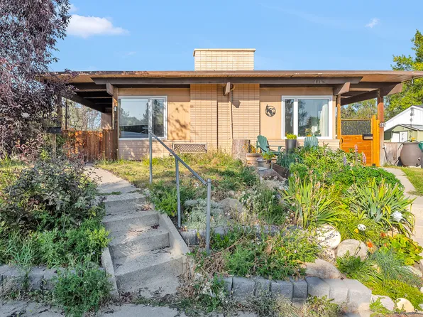 28 SW Hilton Ave NW, Calgary, AB T2K 2H2