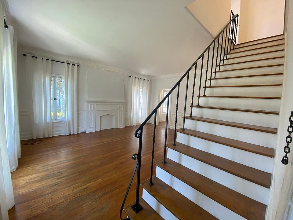 1st image of 227 S Poinsettia Pl #102