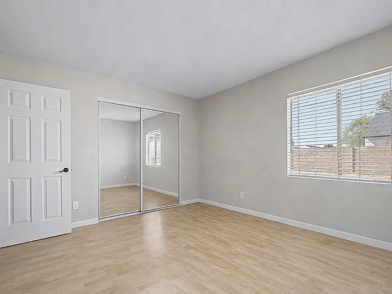 1118 E Utopia Rd — Photo 7