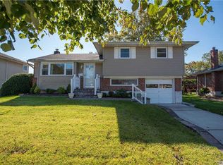 15 Eleanor Ln, Plainview, NY 11803