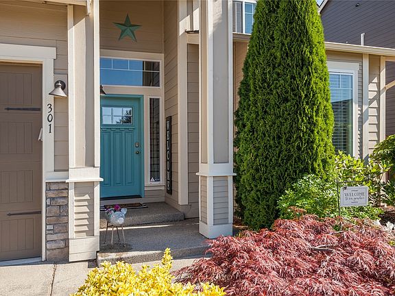 Covered 2-story entrance>