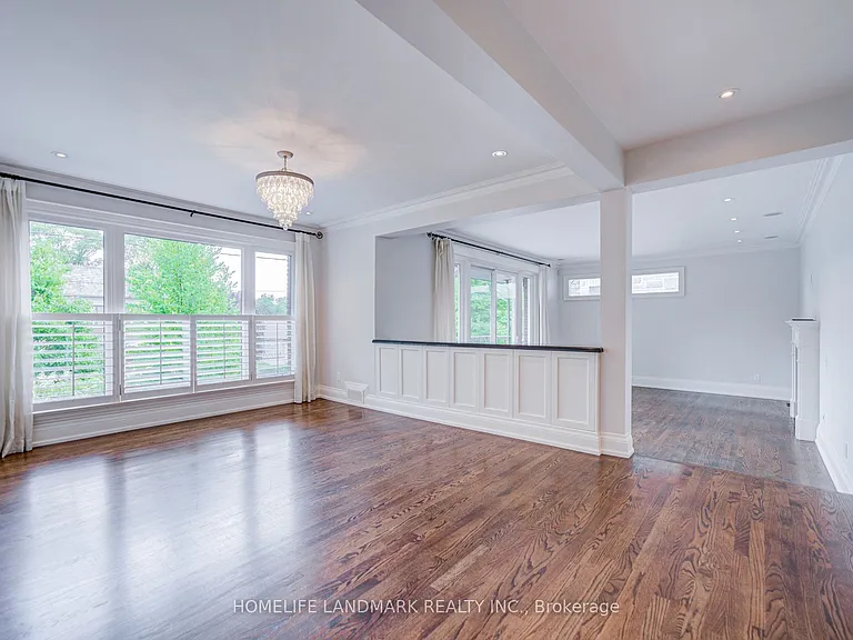 102 Stratford Cres — Photo 2