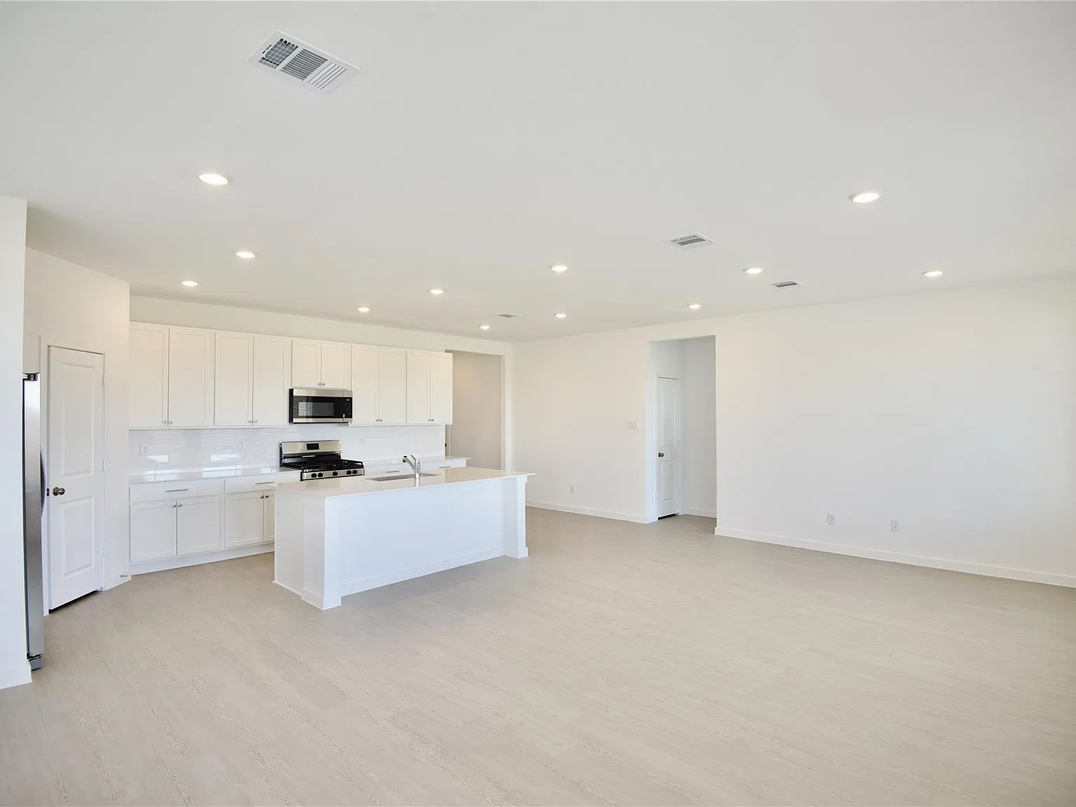3 bed, 2.0 bath, 1826 sqft, $1,950 — Photo 3