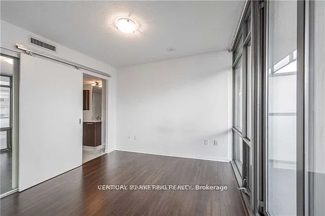 37 Grosvenor St #1007 — Photo 9