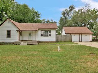 121 SW 7th St, Newton, KS 67114