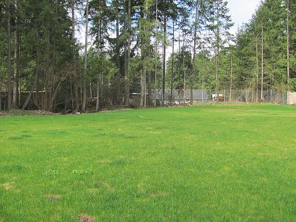 Large side yard!!