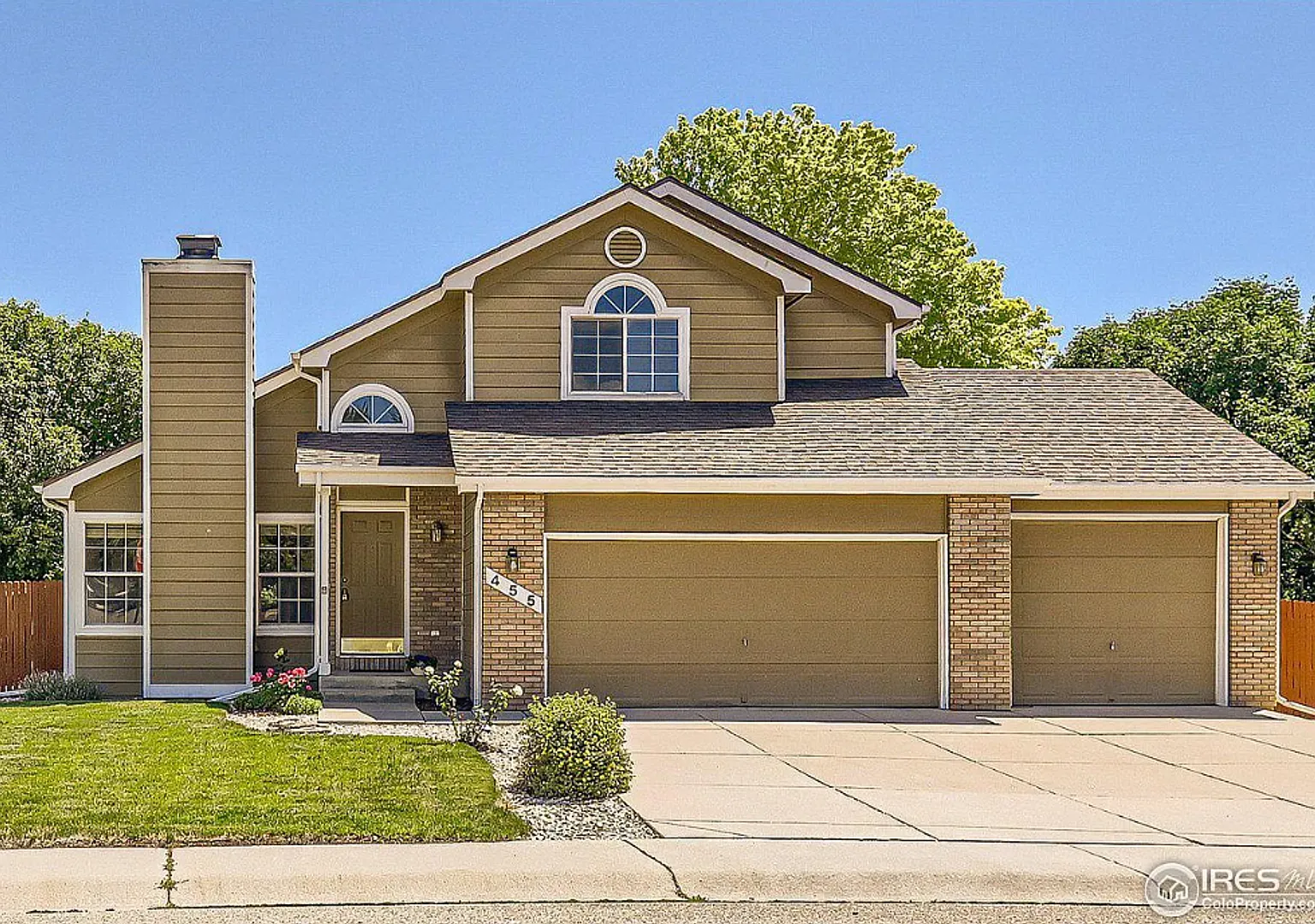 Charming 3-Bedroom Home with Large Garage & Fenced Yard — Photo 1