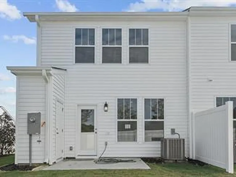 100 Marston Ln — Photo 2