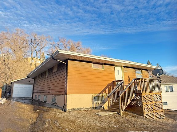 3rd image of 1332/1334 3rd St NE