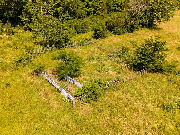 4th image of 804 Banks Road