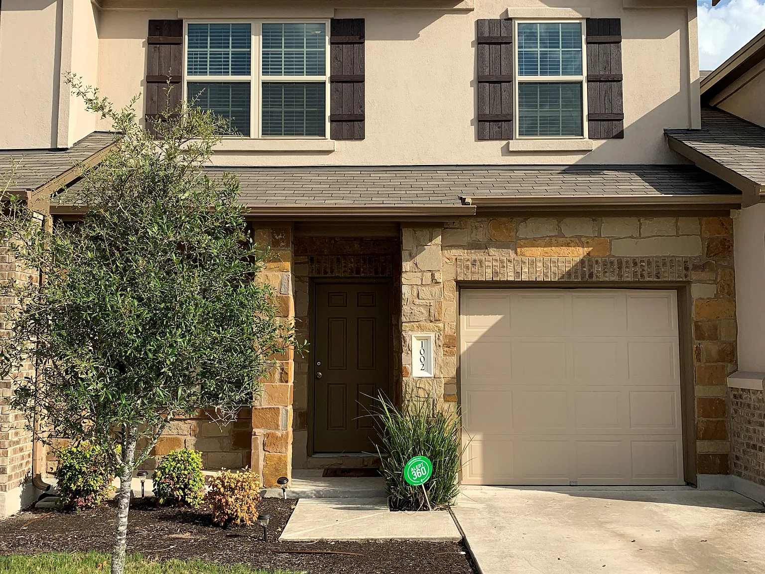 Great 3 bdrm, 2.5 bath Townhome in Cedar Park! — Photo 1