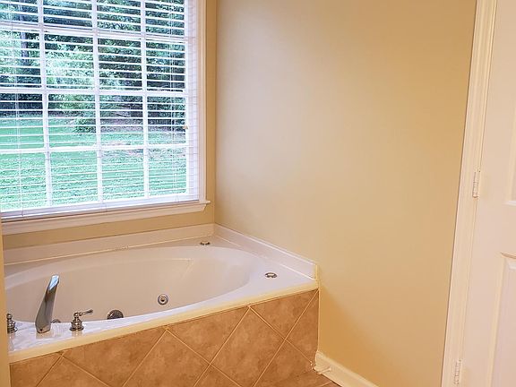 Jacuzzi tub
