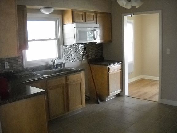 3rd image of 704 Rosewood St