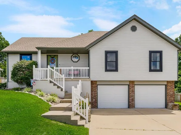 1013 Colonial Dr, Pleasant Hill, MO 64080