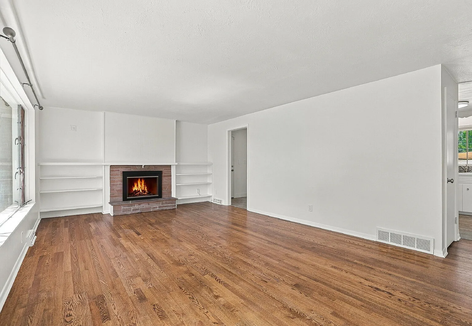 3 bed, 2.0 bath, 1372 sqft, $2,800 — Photo 3