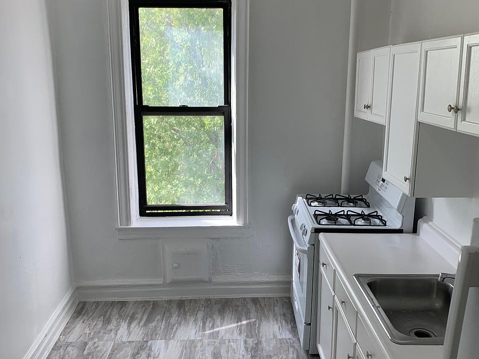 1st image of 15803 Sanford Ave APT 3E