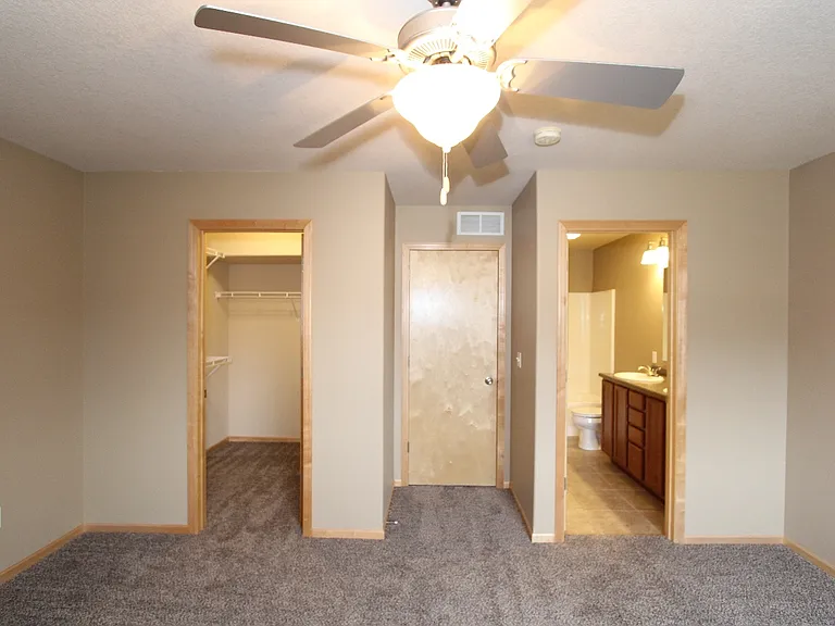 233 Woodfield Ct — Photo 6