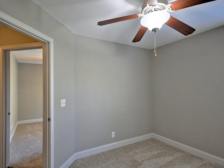 404 Leslie Wood Dr — Photo 32