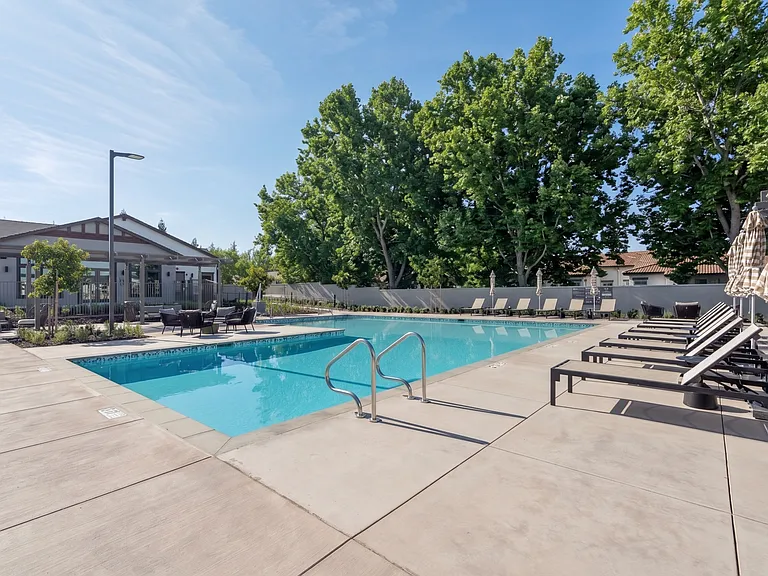 Crescent Apartments — Photo 14