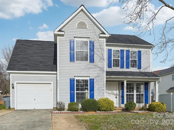 8827 Treyburn Dr, Charlotte, NC 28216