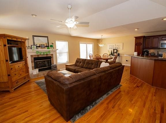 4th image of 10282 Rosewood Ct