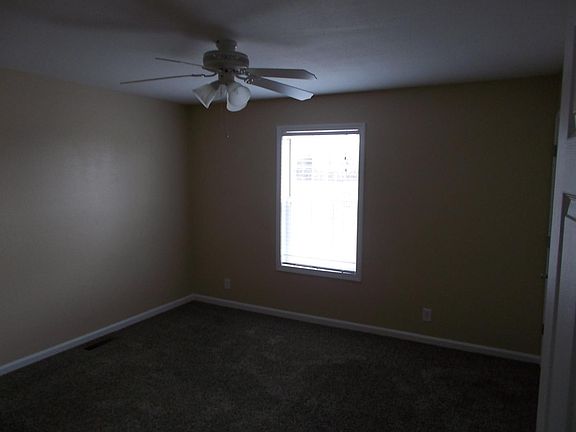 5th image of 240 Executive Ave APT B