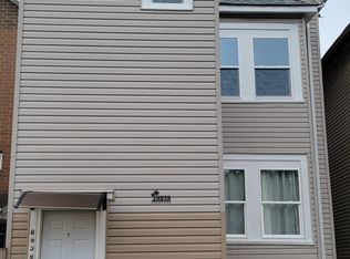 8939 S Escanaba Ave #2R, Chicago, IL 60617