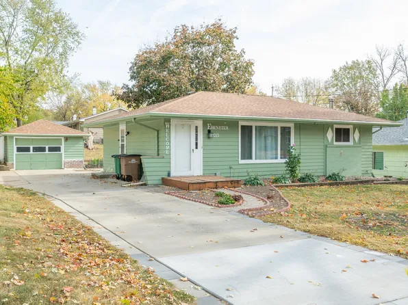 2015 68th St, Windsor Heights, IA 50324