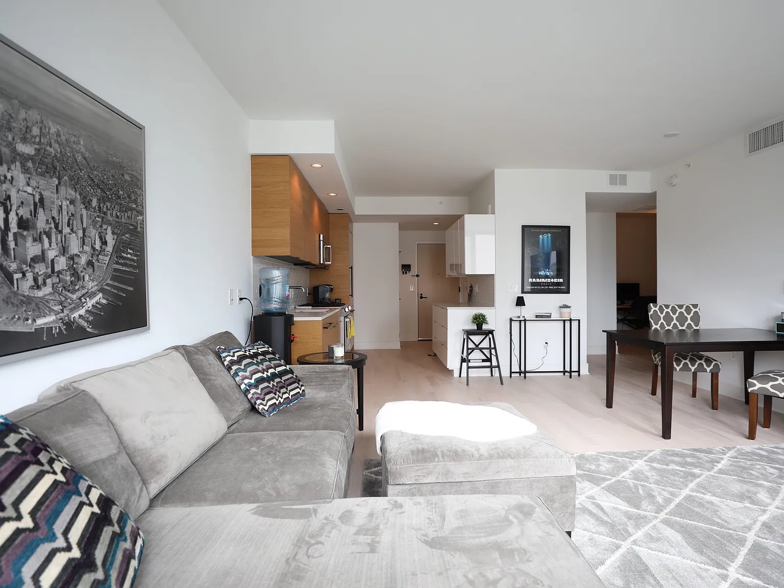 1 bed, 1.5 bath, 911 sqft, $5,150 — Photo 3