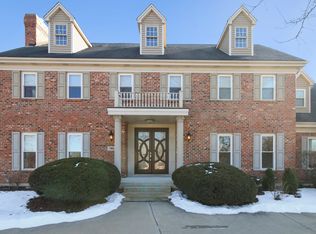 2 Erin Ln, Burr Ridge, IL 60527