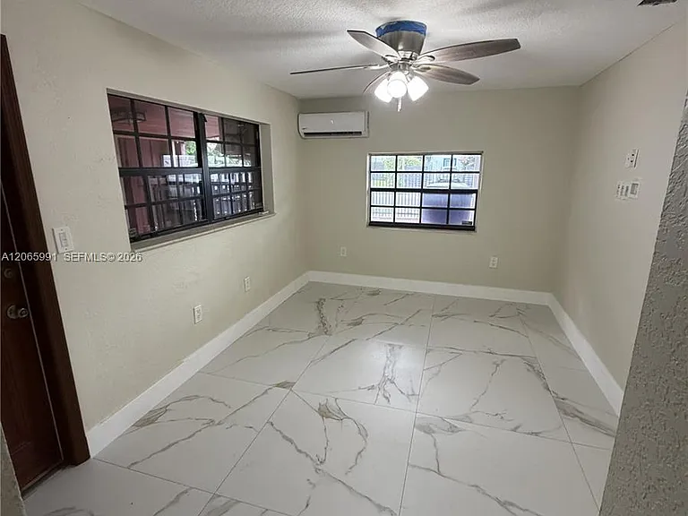 2424 SW 21st Ter #IN-LAW DETACHD — Photo 2