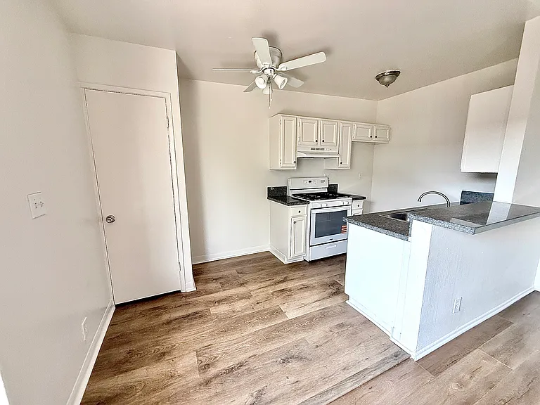 11959 Runnymede St #7 — Photo 5