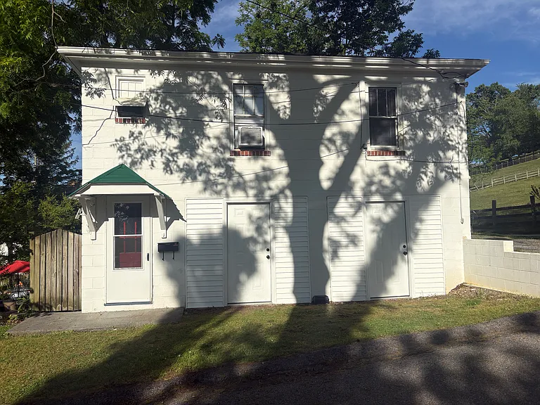 1/2 Valley St W — Photo 1
