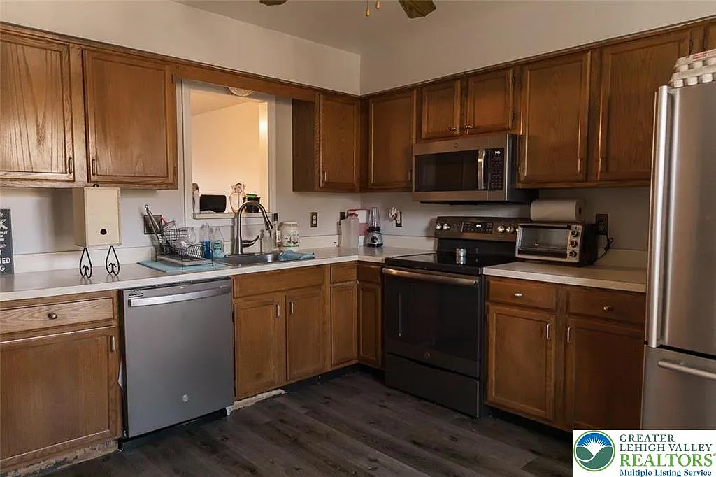 3 bed, 3.0 bath, 1856 sqft, $2,200 — Photo 4