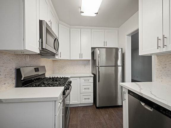 4th image of 150 San Vicente Blvd #6