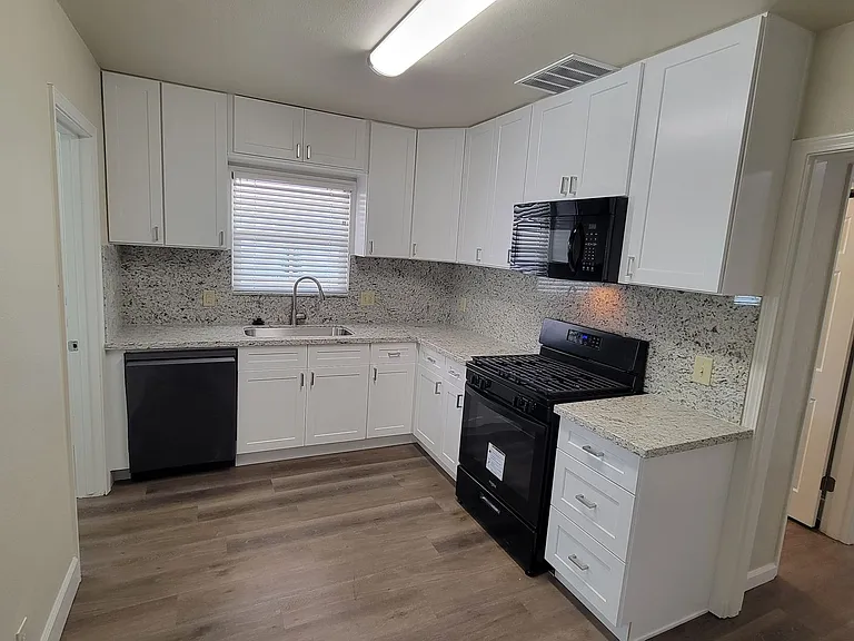 1251 Sunrise Ave — Photo 12